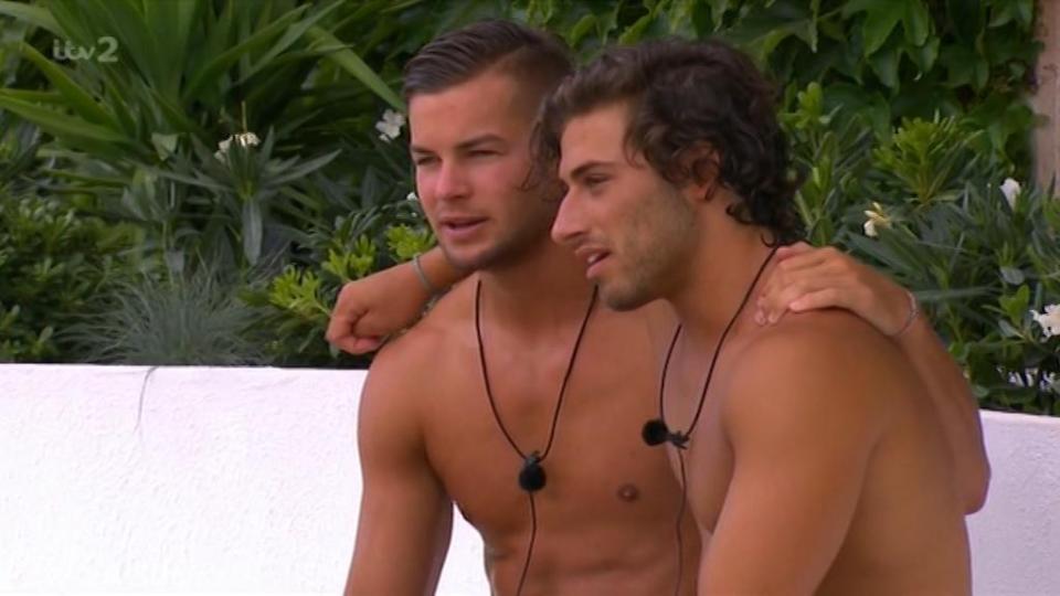 Gossip ‘love Island’ Straight Guys Trim Initials Into