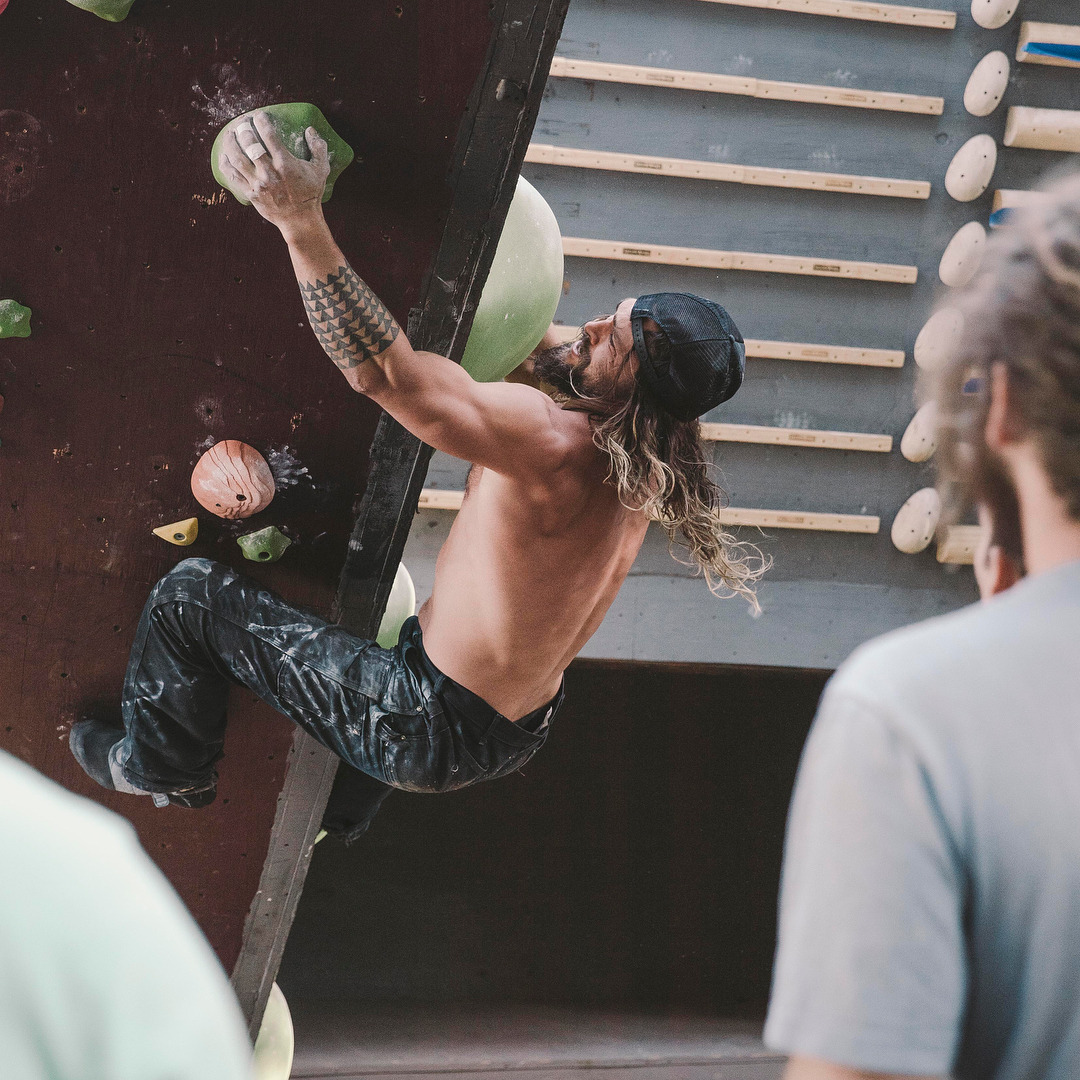 Jason Momoa Rock Climbing will Complete Your Day - Cocktailsandcocktalk1080 x 1080