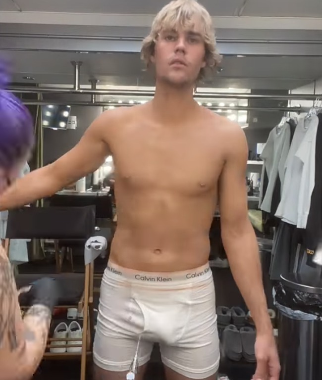 Justin Bieber shows off prominent bulge Cocktailsandcocktalk. 